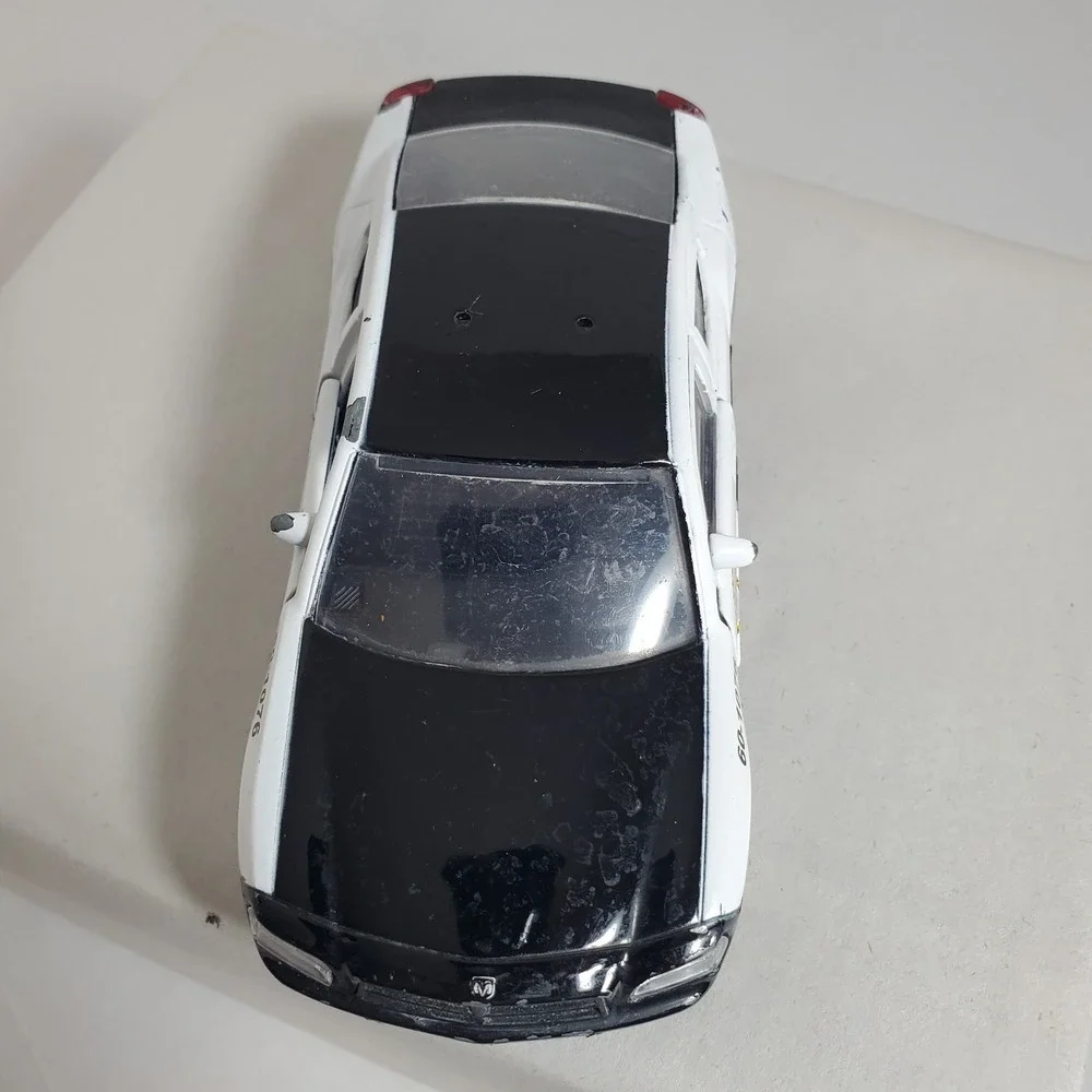 Jada Toys 2006 Dodge Charger Polícia Civil 1:32 Scale Die-Cast Model Car – Black